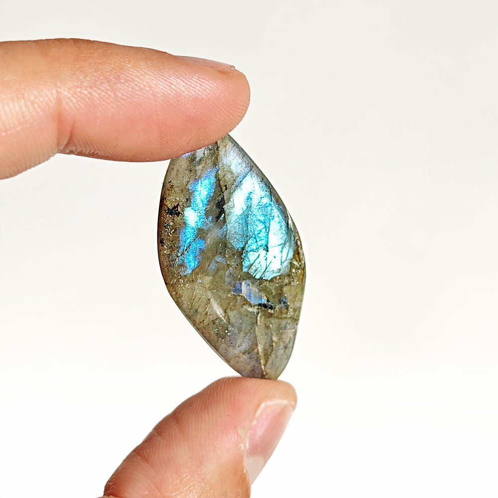 Cabujón rodado de labradorita de la marca Mystical Tienda, con reflejos iridiscentes en tonos azules y verdes.