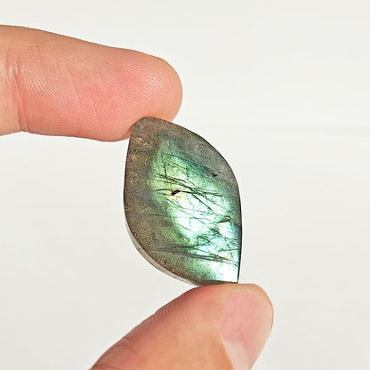 Cabujón de labradorita en forma rodado, muestra reflejos azules y verdes en piedra natural, de la marca Mystical Tienda.
