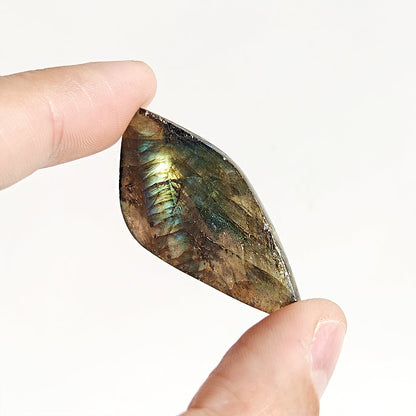 Cabujón rodado de labradorita con reflejos azules y verdes, natural y pulido, de la marca Mystical Tienda.