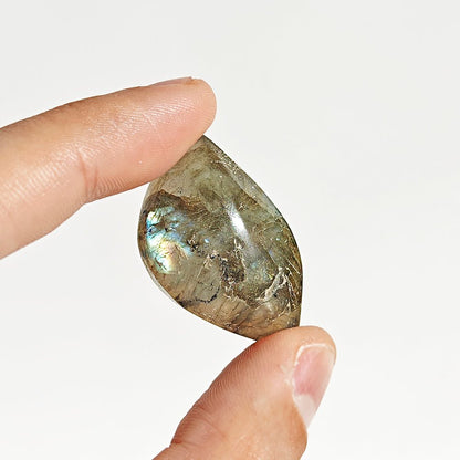 Cabujón de labradorita rodado, pieza de piedra natural con reflejos azules y verdes, de la marca Mystical Tienda.