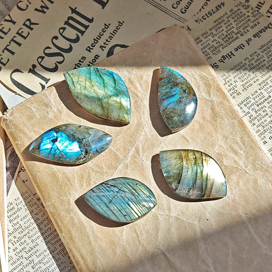 Cabujón de labradorita rodado de Mystical Tienda, con brillo iridiscente y patrones naturales en tonos azules y verdes.