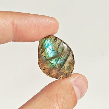 Cabujón rodado de labradorita de Mystical Tienda, muestra reflejos azules y verdes en piedra natural brillante.