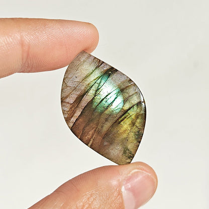 Cabujón de labradorita en forma rodado, muestra sus tonos azules y verdes brillantes, de la marca Mystical Tienda.