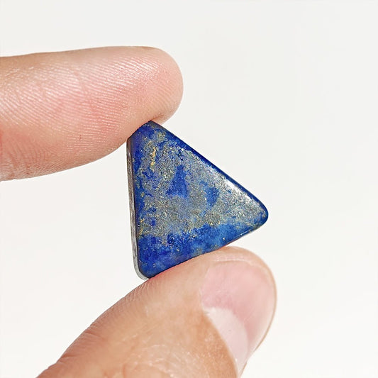 Cabujón plano de lapislázuli de la marca Mystical Tienda, con vibrantes tonos azules y detalles naturales en la piedra.
