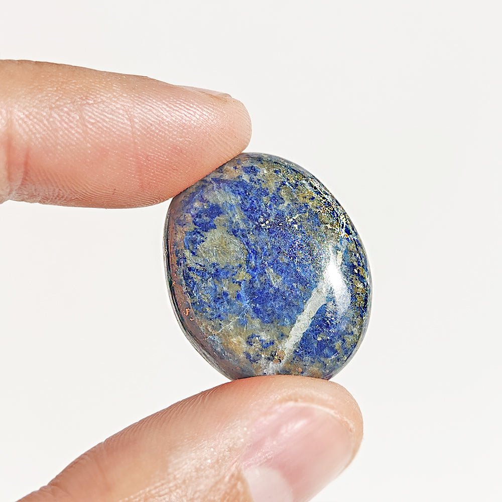 Cabujón plano de Lapislázuli de Mystical Tienda, muestra la piedra azul con vetas doradas y detalles naturales.
