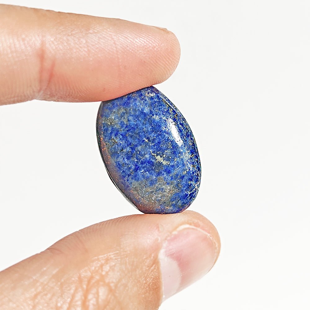 Cabujón plano de lapislázuli de la marca Mystical Tienda, con brillo intenso y color azul profundo, sobre fondo neutro.