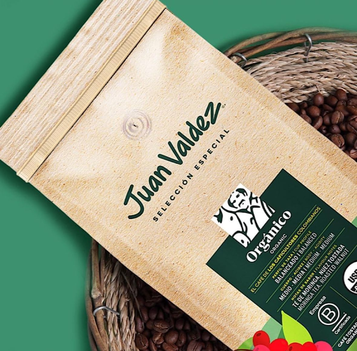 Café orgánico colombiano Juan Valdez en paquete de 1kg, de la marca AZALA GOURMET, con granos de café en el envase.