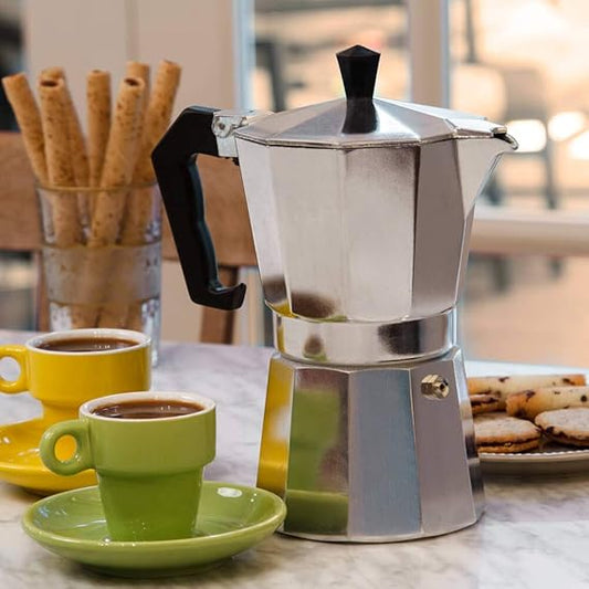 Cafetera innovagizmo de 6 tazas, moderna y compacta, con diseño elegante y asa resistente para preparar café en casa.