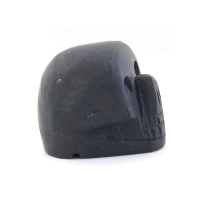 Figura geométrica de calavera de shungit de la marca Mystical Tienda, con detalles oscuros y minerales en la superficie.