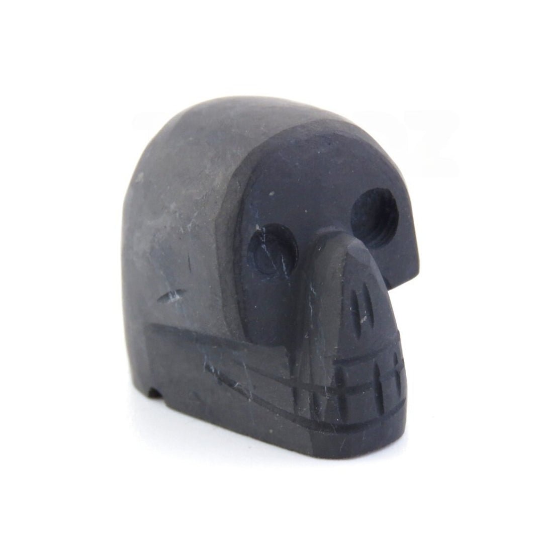 Figura geométrica de calavera de shungit, mineral negro y brillante, de la marca Mystical Tienda.