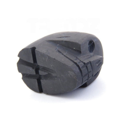 Figura geométrica de calavera de shungit de la marca Mystical Tienda, muestra detalles de la piedra negra y su acabado pulido.