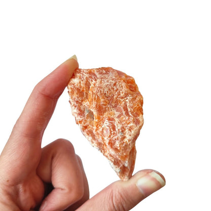 Calcita naranja en bruto de Mystical Tienda, mineral natural sin pulir con forma irregular y vibrante color naranja.