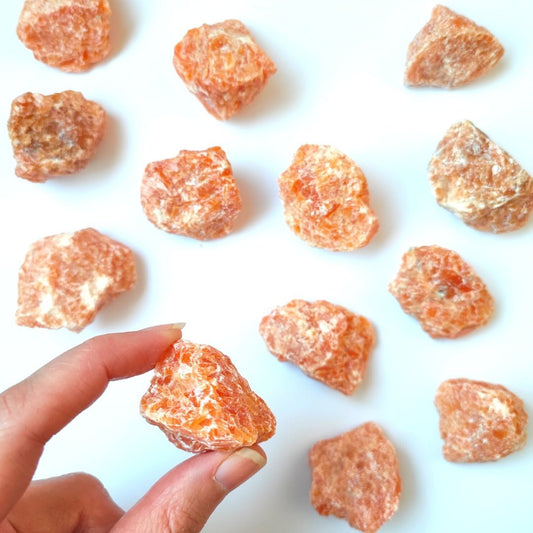 Cristal de calcita naranja en bruto de tamaño grande, muestra sus formas naturales y color vibrante, de la tienda Mystical.