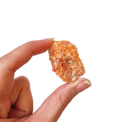 Calcita naranja en bruto de Mystical Tienda, mineral natural sin pulir, con forma irregular y vibrantes tonos anaranjados.