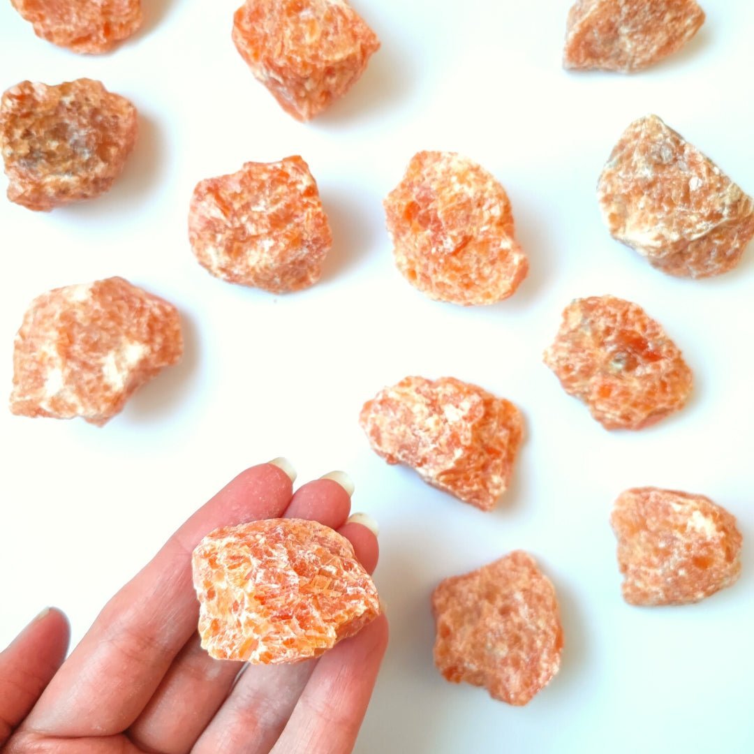 Calcita naranja en bruto de Mystical Tienda, mineral natural con forma irregular y vibrantes tonos anaranjados.