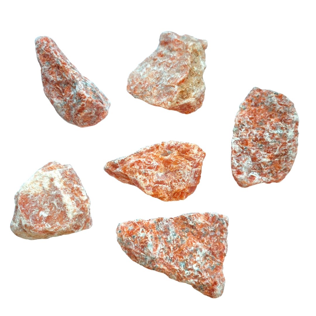 Calcita naranja en bruto de la marca Mystical Tienda, muestra su textura natural y color vibrante en forma de piedra sin pulir.