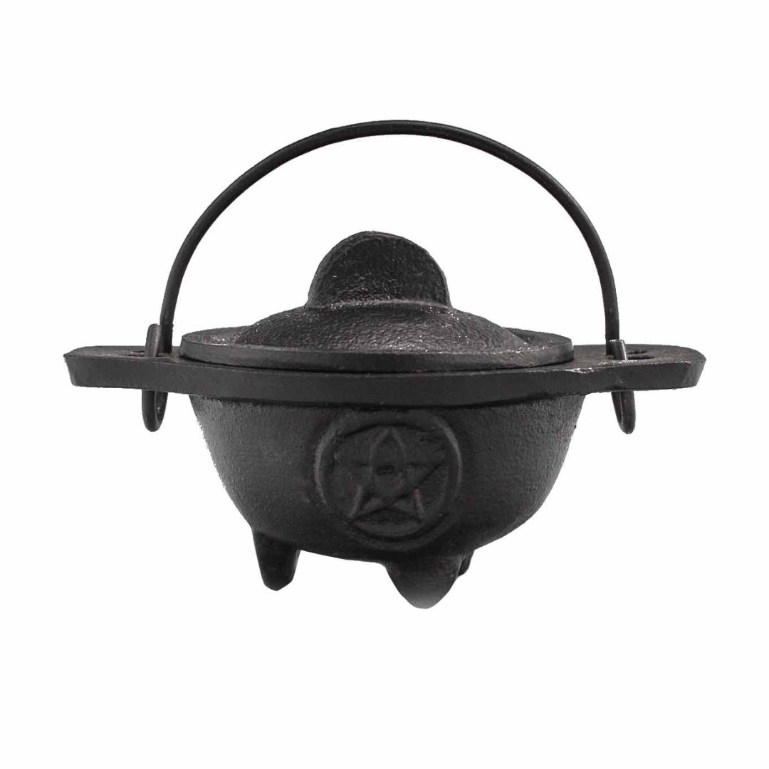 Caldero chato de hierro fundido con pentagrama grabado, ideal para uso ceremonial o decorativo, de Mystical Tienda.