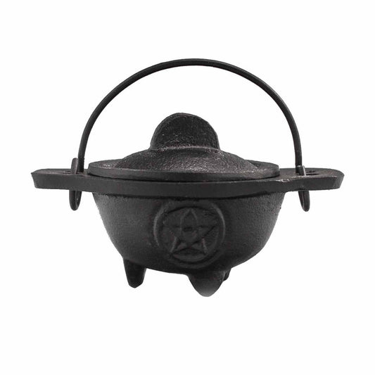 Caldero chato de hierro fundido con pentagrama grabado, ideal para uso ceremonial o decorativo, de Mystical Tienda.