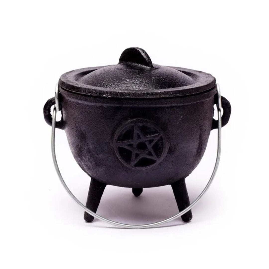 Caldero de hierro fundido con pentagrama grabado, ideal para rituales y ceremonias mágicas, de la marca Mystical Tienda.