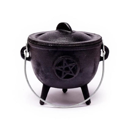 Caldero de hierro fundido con pentagrama grabado, ideal para rituales y ceremonias mágicas, de la marca Mystical Tienda.