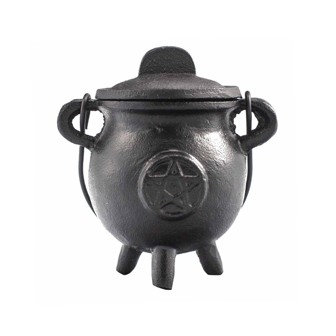 Caldero de hierro fundido con pentagrama, ideal para decoración o rituales, en estilo místico y tradicional.