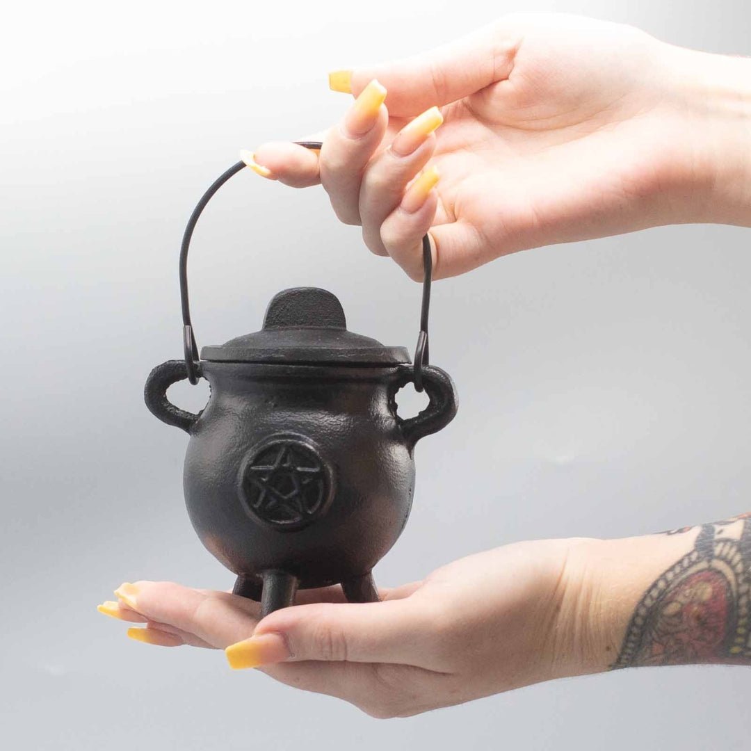 Caldero de hierro fundido con pentagrama grabado, ideal para rituales mágicos y ceremonias esotéricas.