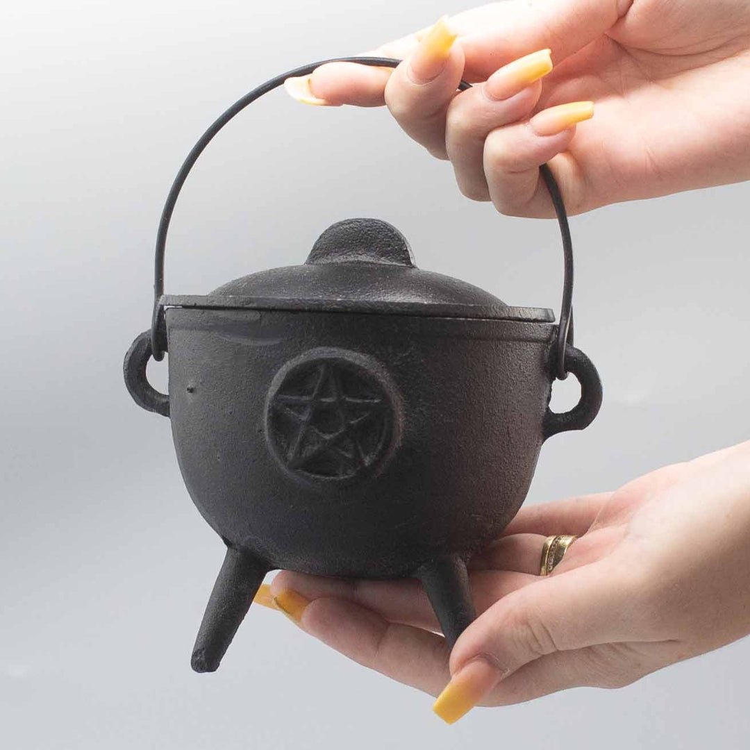 Caldero de hierro fundido con símbolo de pentagrama en el centro, ideal para rituales y magia, de la marca Mystical Tienda.