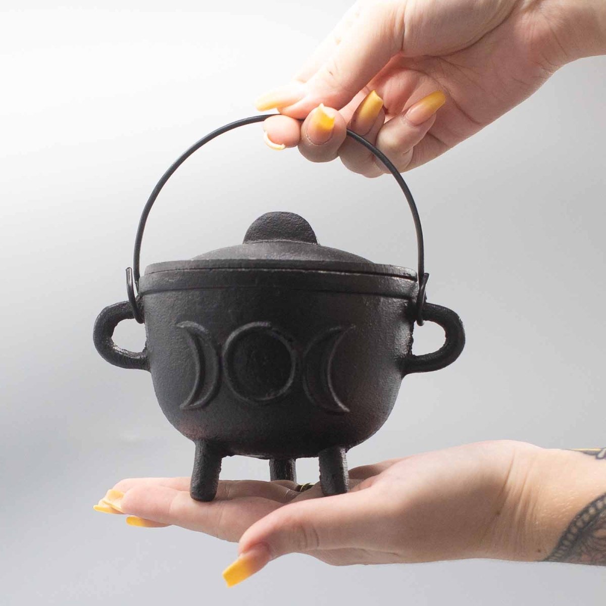 Caldero de hierro fundido triple Diosa de Mystical Tienda, con detalles ornamentales y acabado oscuro, ideal para cocina y rituales.