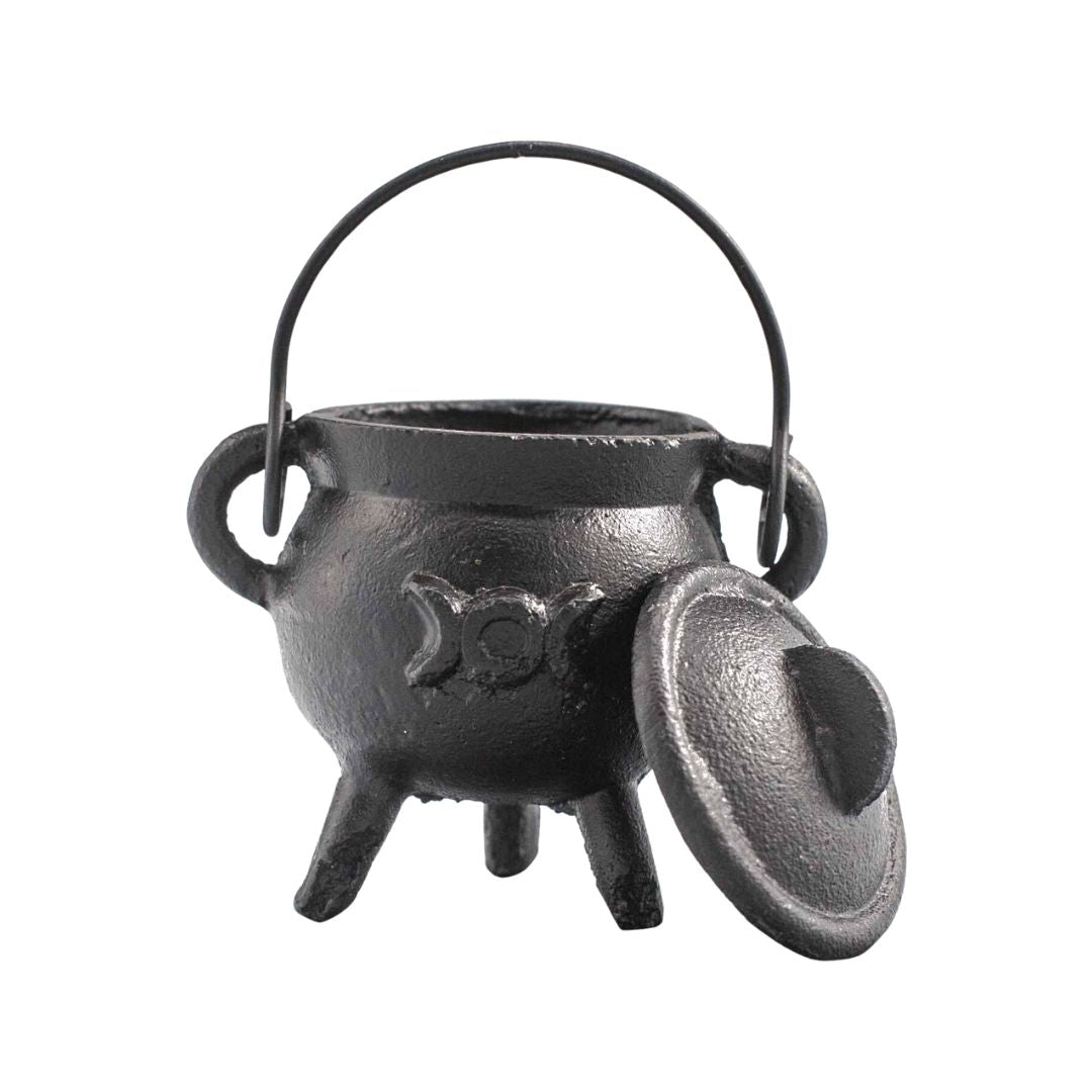 Caldero de hierro fundido triple Diosa de Mystical Tienda, con detalles ornamentales y acabado robusto para cocina tradicional.