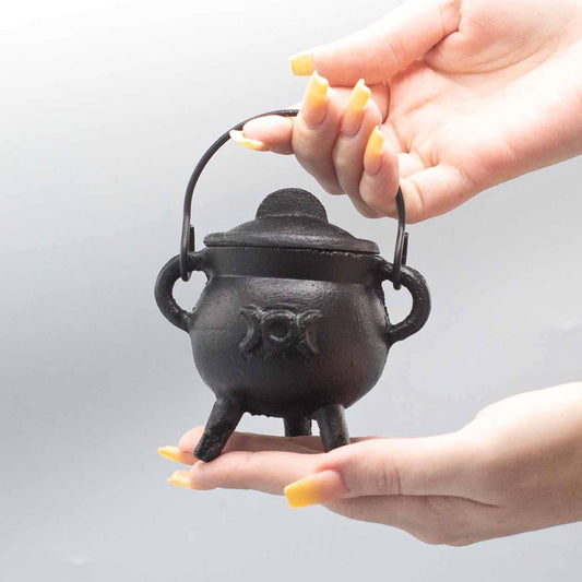 Caldero de hierro fundido Triple Diosa de Mystical Tienda, con diseño elaborado y superficie negra, ideal para cocina o rituales.
