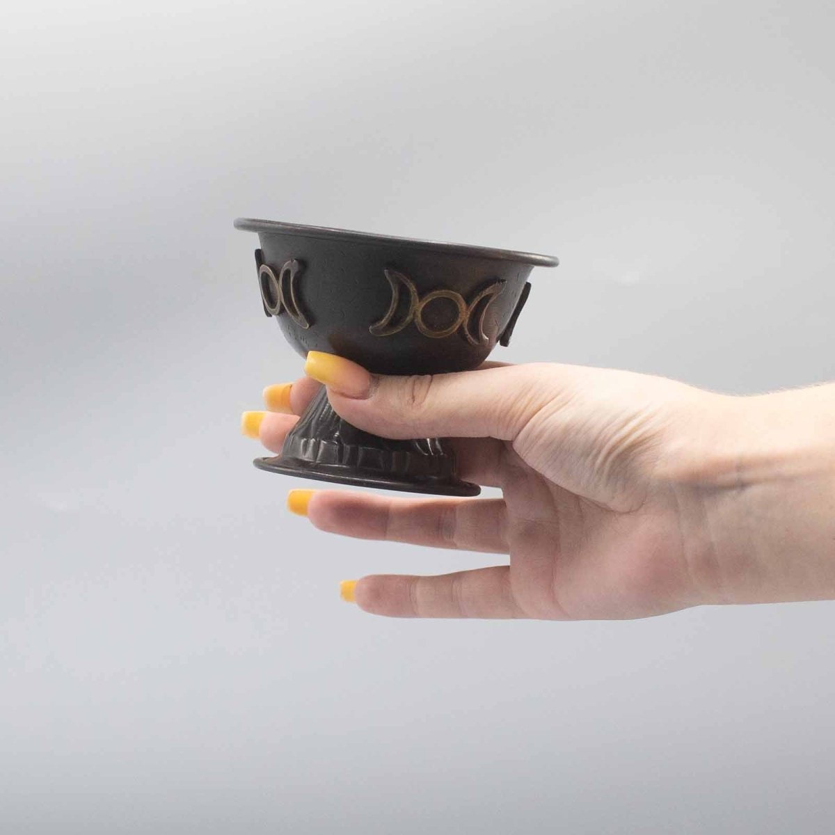 Incensario de cobre triple luna de Mystical Tienda, con diseño decorativo y superficie brillante para rituales y ceremonias.