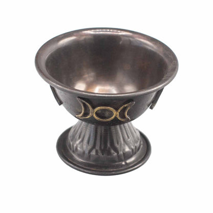 Incensario de cobre en forma de caliz con diseño de triple luna, ideal para rituales y ceremonias espirituales.