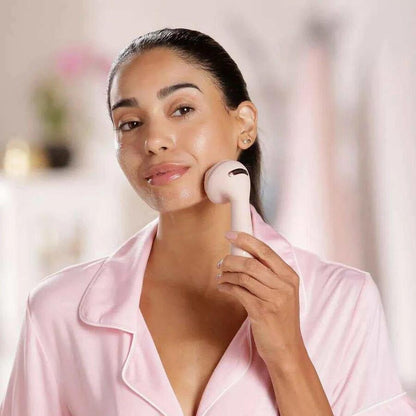 Cepillo facial eléctrico rosa recargable de innovagizmo.com, con cerdas suaves y diseño compacto para limpieza facial profunda.