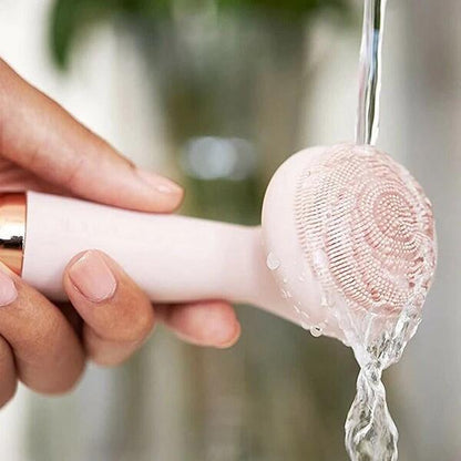 Cepillo facial eléctrico rosa recargable con cabezal suave y mango ergonómico para limpieza facial profunda.