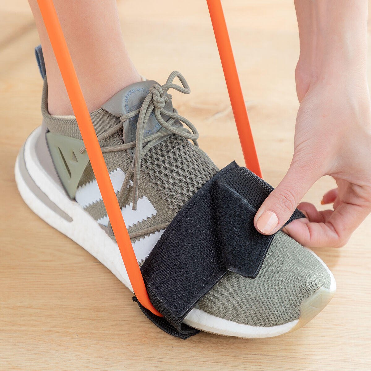 Cinturón con bandas de resistencia para glúteos y guía de ejercicios Bootrainer Innovagoods, en color negro con bandas elásticas.
