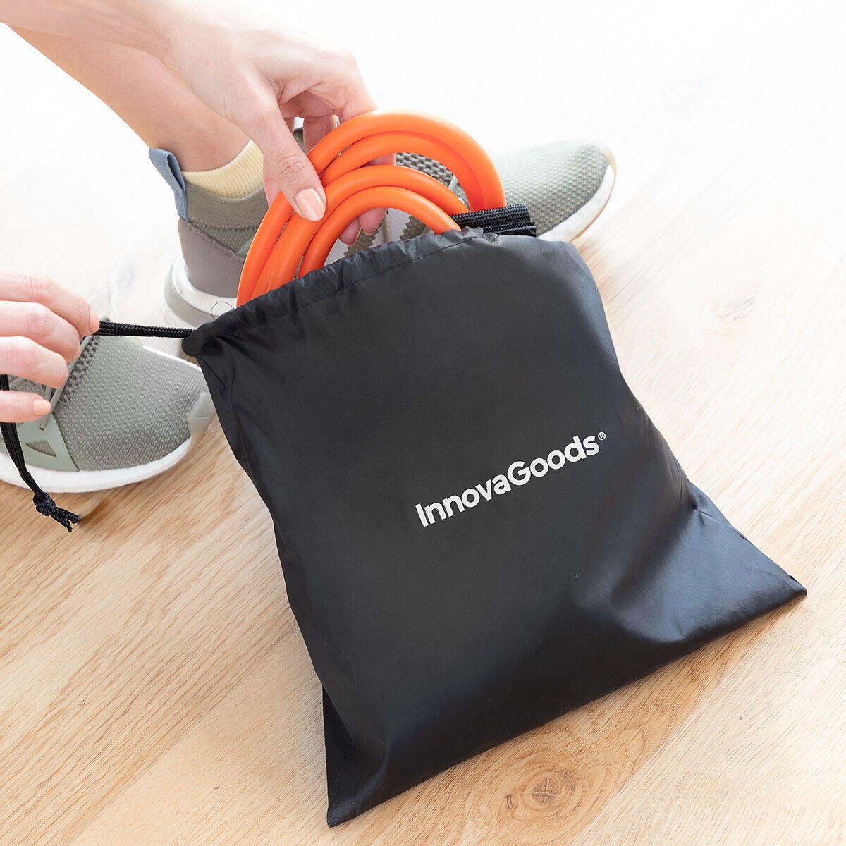 Cinturón con bandas de resistencia para glúteos y guía de ejercicios Bootrainer de innovagizmo, ideal para entrenamiento en casa.