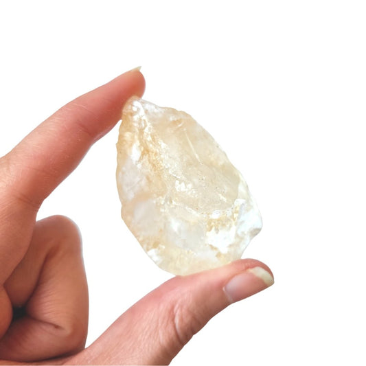Cristal de citrino bruto, piedra energizante, con textura natural, asociado con la prosperidad y la energía positiva.