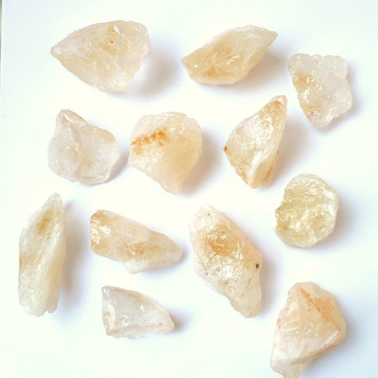 Citrino bruto natural con energía poderosa, imagen de un cristal de citrino sin pulir, en tonos amarillos y dorados.