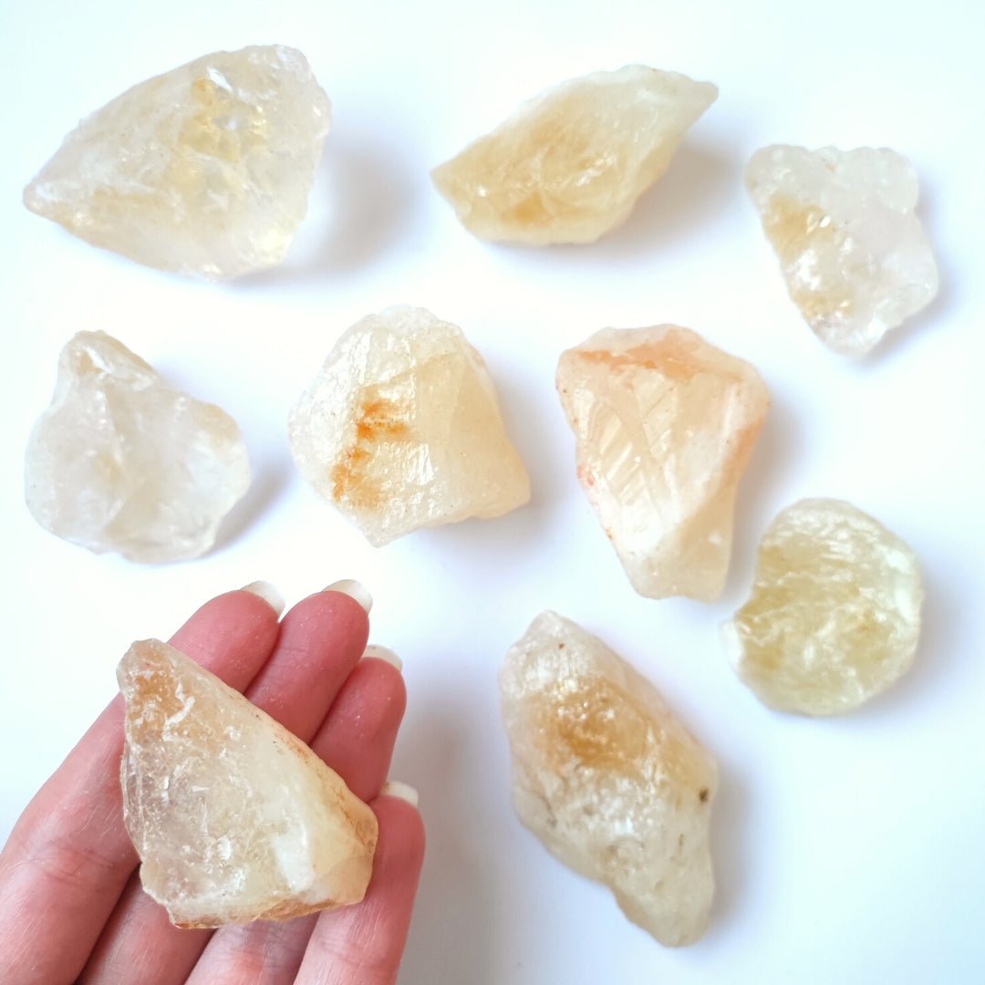 Citrino bruto potente, piedra natural sin pulir, asociado con energías positivas y claridad, de la tienda Mystical.