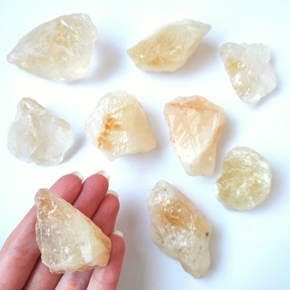Citrino bruto potente, piedra natural sin pulir, asociado con energías positivas y claridad, de la tienda Mystical.