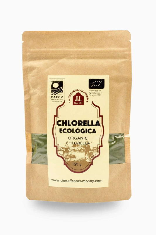 Polvo de chlorella ecológica de The Saffron Company JJ, en envase con polvo verde brillante y textura fina.