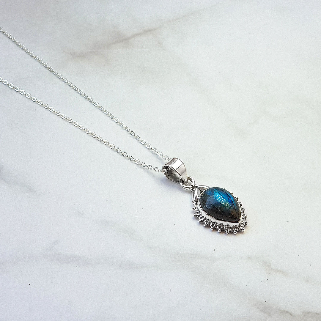 Colgante de plata de ley 925 con piedra labradorita en diseño Agra, joya elegante y natural de Mystical Tienda.