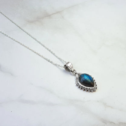 Colgante de plata de ley 925 con piedra labradorita en diseño Agra, joya elegante y natural de Mystical Tienda.