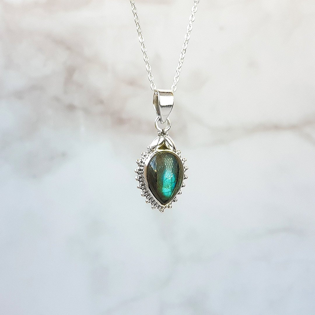 Colgante de plata de ley 925 con piedra labradorita en diseño Agra, estilo elegante y natural, de Mystical Tienda.