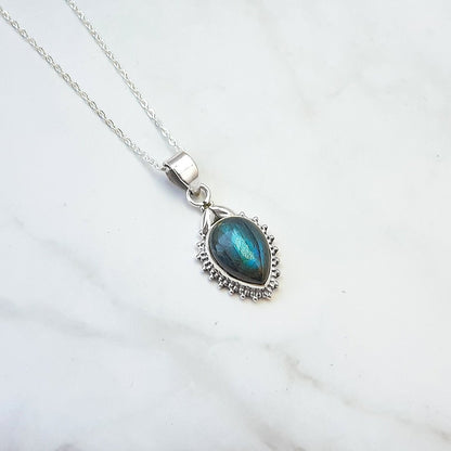 Colgante de plata de ley 925 con piedra Labradorita en diseño Agra, estilo elegante y natural.
