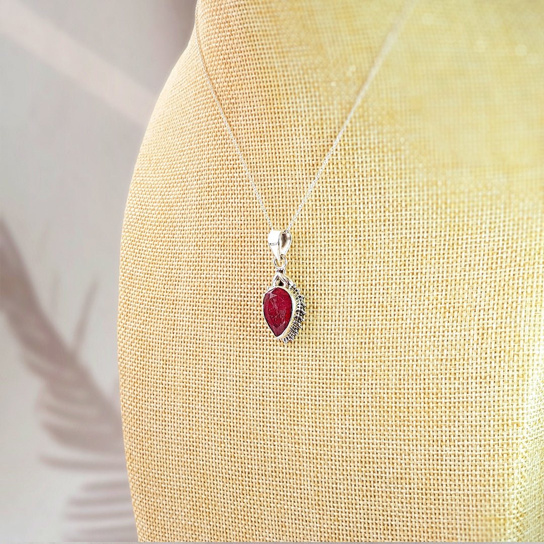 Colgante de plata de ley 925 con rubí en diseño Agra, joya elegante y brillante.
