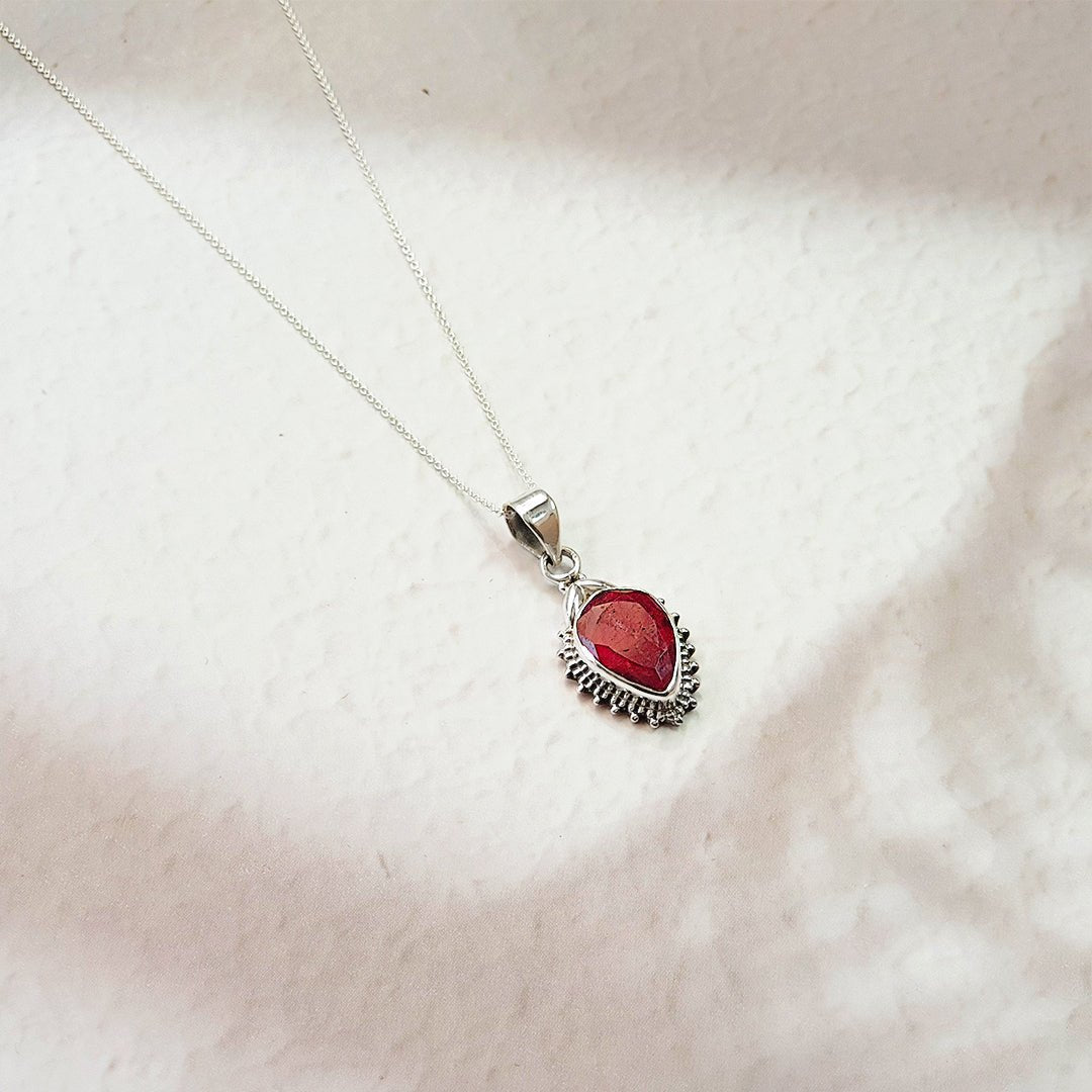 Colgante Agra de plata de ley 925 con rubí, joya elegante y detallada, mostrando la piedra y el diseño del colgante.