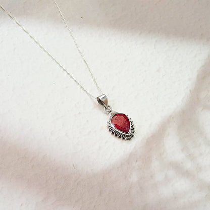 Colgante Agra de plata de ley 925 con rubí, joya elegante y detallada, mostrando la piedra y el diseño del colgante.