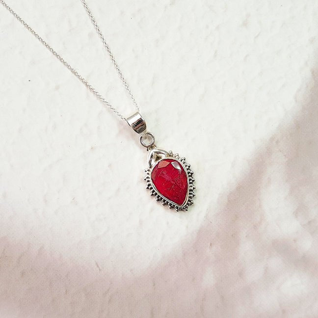 Colgante de plata de ley 925 con rubí en diseño Agra, elegante y detallado, ideal para accesorios de joyería.