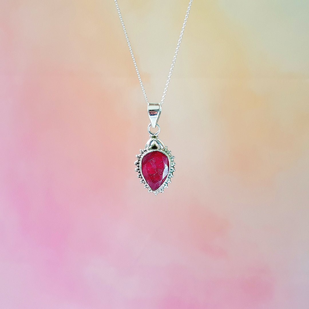 Colgante de plata de ley 925 con rubí en diseño elegante, ideal para accesorios de joyería Mystical Tienda